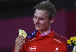 Raih Emas Olimpiade, Viktor Axelsen Bawa-Bawa Nama Ginting dan Chen Long