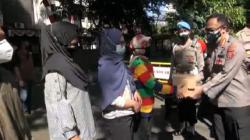 PPKM Diperpanjang, Polrestabes Bandung Bagikan Sembako ke PKL di Sekitar Markas<