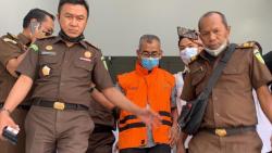 Usai Diperiksa terkait Dugaan Korupsi Rp5,8 Miliar, Mantan Bupati Kuansing Ditahan