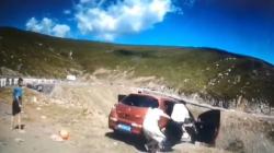 Mobil Melaju ke Jurang Terekam Kamera, 1 Penumpang Masih Terikat Sabuk Pengaman