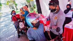 Pengunjung Disuntik Vaksin Covid-19 sebelum Masuk Pantai Akkarena Makassar