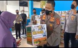 Kapolda Sumsel Berikan Bansos di Sungai Ceper, Desa yang Dikenal Sebagai Produsen Senpi Rakitan<