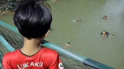 Anak-Anak Nekat Berenang di Sungai Ciliwung karena Kurang Ruang Bermain