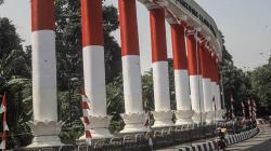 Penampakan Pilar Gerbang Sembilan Kota Bogor Dibalut Kain Merah Putih