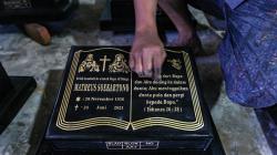 Perajin Batu Nisan Bertahan di Tengah Pandemi