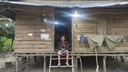 Senyum Atok Antat, Rumahnya Kini Telah Dialiri Listrik