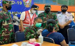 Tinjau Serbuan Vaksinasi di Bogor, Pangdam Siliwangi Bagikan Paket Sembako<