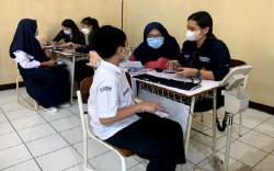 Polda Jabar Vaksinasi Ribuan Mahasiswa dan Pelajar di Sumedang<