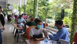 Atasi Stres saat Vaksinasi, Ribuan Warga Purwakarta Divaksin di Tempat Wisata