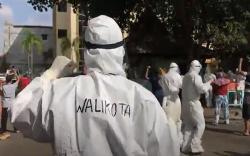 Pakai APD Lengkap, Wali Kota Eri Cahyadi Senam Bareng Pasien Isoman