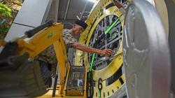 Kreatif, Pengepul Barang Bekas Ini Ubah Limbah Logam dan Plastik Jadi Benda Seni