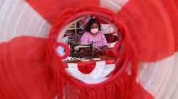 Perajin Bendera Merah Putih Optimistis Dagangan Laris 
