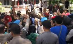 2 Aliansi Mahasiswa Nyaris Bentrok saat Demo di Kantor Gubernur NTB