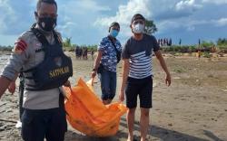 Mayat Bercelana Coklat Mengambang di Sungai Musi, Petugas Langsung Evakuasi ke RS Bhayangkara 