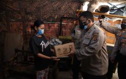 Polrestabes Bandung dan Masyarakat Tionghoa Bagikan 1.000 Paket Sembako ke Warga Astanaanyar<