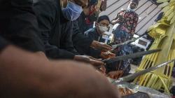 Malam Satu Suro, Para ASN Jalani Ritual Mencuci Keris