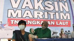 1.500 Warga Pesisir Kabupaten Bekasi Ikuti Serbuan Vaksinasi Maritim TNI AL