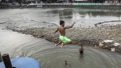 Potret Anak-Anak Nekat Bermain di Bendung Katulampa