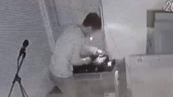 Datang ke Masjid Bawa Mobil, Pemuda Ini Terekam CCTV Hendak Curi Sound System