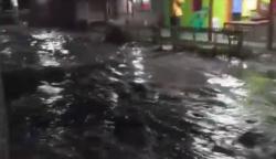 Gelombang Pasang Terjang Pantai Pasanggrahan Tasikmalaya, Air Laut Meluap ke Rumah Warga<