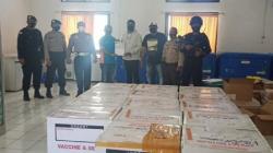 29.010 Vial Vaksin Moderna Tiba di Bandara El Tari Kupang, Dikawal Polda NTT