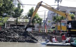 Antisipasi Banjir, Pemkot Surabaya Keruk Sedimentasi Sungai Kalimas