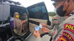 Masuk Desa Ini Dijaga Ketat Petugas Gabungan, Warga Wajib Tunjukkan Kartu Vaksin