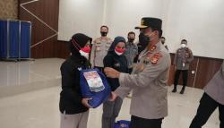 Kapolda Malut Serahkan Bantuan untuk Vaksinator Covid-19