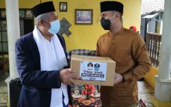 Plt Bupati Hengki Kurniawan Sowan ke Ketua KPKBB dan Bagikan Sembako untuk Warga