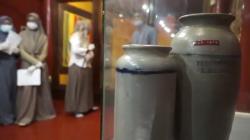 Jelang HUT Kemerdekaan, Mahasiswa Bersihkan Benda Bersejarah Museum Rumoh Aceh   