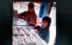 Viral Kakak Beradik Beli HP dengan Uang Receh Hasil Menabung 2 Tahun