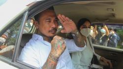 Ekspresi Jerinx Keluar dari Polda Metro Jaya bersama Nora Alexandra