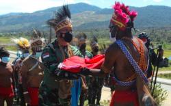 Dapat Bendera Merah Putih dari Pangdam Kasuari, Kepala Suku: Sampai Kapan pun Tetap NKRI