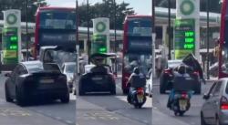Pamer Mobil Mewah Pintu Membuka ke Atas, Pemilik Tesla Model X Ini Kena Karma Nabrak Bus 