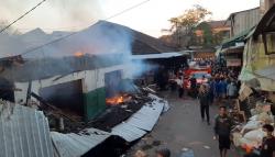 Kios Pasar Ciawi Tasikmalaya Terbakar Hebat, Pedagang Selamatkan Barang Tersisa<