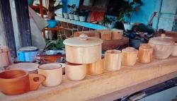 Keren, Warga Sumedang Ubah Balok Kayu Jadi Peralatan Makan Minum Bernilai Seni <