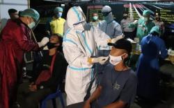  Polisi Bubarkan Kerumunan di Pinggir Jalan, Puluhan Pemuda Asyik Nongkrong Diswab Antigen