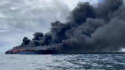 Penampakan Kapal Penumpang Terbakar di Perairan Bombana, Asap Membubung Tinggi