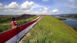 Bendera Merah Putih Sepanjang 700 Meter Hiasi Bukit Teletubbies Jayapura