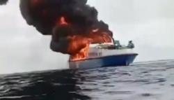 Viral, Kapal Motor Terbakar Hebat di Laut, Netizen: Alhamdulillah Selamat Semua<
