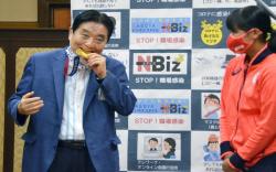 Insiden Gigit Medali Emas Olimpiade, Wali Kota Nagoya Rela Potong Gaji 3 Bulan