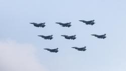 Aksi 8 Pesawat Tempur F16 TNI AU Terbang Melintas di Atas Istana Merdeka