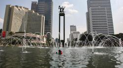 Perawatan Rutin Kolam Tugu Selamat Datang Bundaran HI