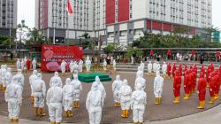 Nakes dan Pasien Covid Ikuti Upacara HUT RI di RSDC Wisma Atlet Kemayoran