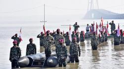 Marinir dan Masyarakat Pesisir Surabaya Berendam di Laut Ikuti Upacara HUT RI