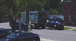 Viral, Diduga Rem Blong Pengemudi Perempuan Ini Tiba-Tiba Nyelonong Tabrak Truk  