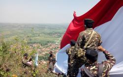 Peringati HUT ke-76 RI, Banser Kibarkan Bendera Raksasa di Atas Bukit Manggir Blora