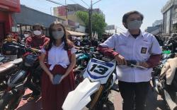 Momen Pengendara Berhenti di Simpang 5 Bandung saat Indonesia Raya Berkumandang <
