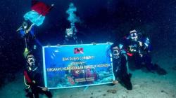 Komunitas Selam di Biak Kibarkan Bendera Merah Putih di Dasar Laut Pelabuhan