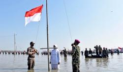 Serba 76, Yonif 5 Marinir Gelar Upacara Detik-Detik Proklamasi di Pesisir Suramadu 